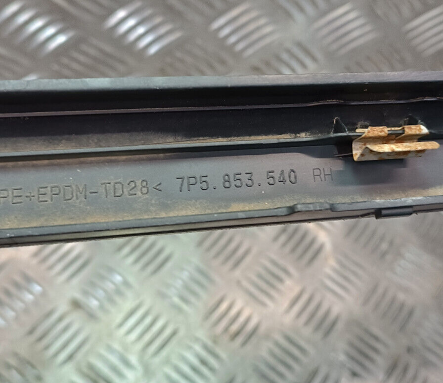 Porsche Cayenne S 92A Linke Abdeckung 7P5853540 RH ORIGINAL gebraucht - Seitenschwellerverkleidung – Produktansicht 3