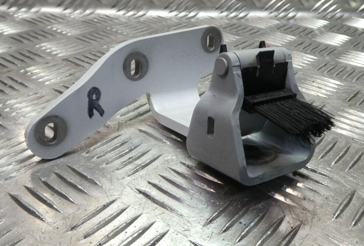 Porsche Cayenne 92A Heckklappescharnier rechts 7P5827302D+ 7P5827699A gebraucht - Original – Produktansicht 2