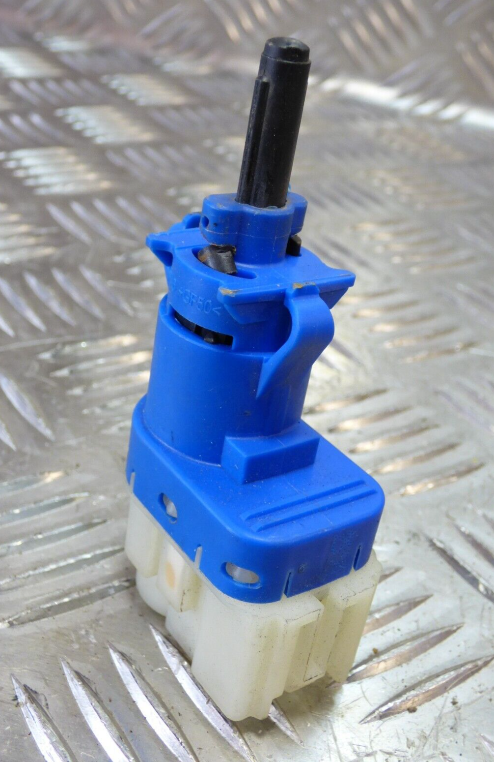 Jeep Cherokee KL 2015 Original Bremslichtschalter Bremsschalter gebraucht - 50520118 – Produktansicht 1
