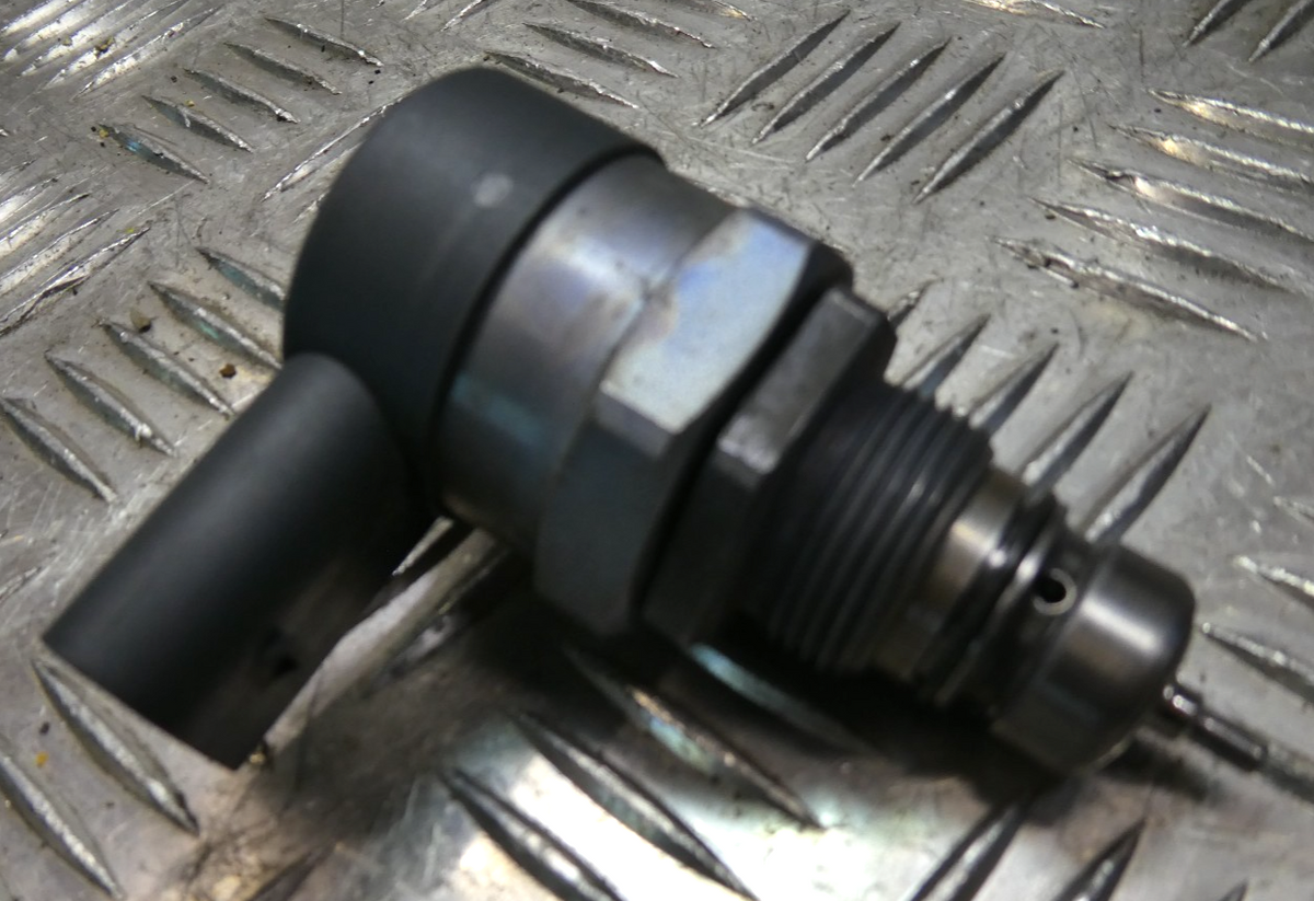 PORSCHE MACAN 3.0 TDI Kraftstoffdrucksensor Raildrucksensor ORIGINAL gebraucht - 057130764AE – Produktansicht 2