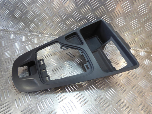 Jeep KL 2015 Blende Abdeckung Rahmen Mittelkonsole 1UJ61DX9AC ORIGINAL gebraucht - Cherokee – Produktansicht 1