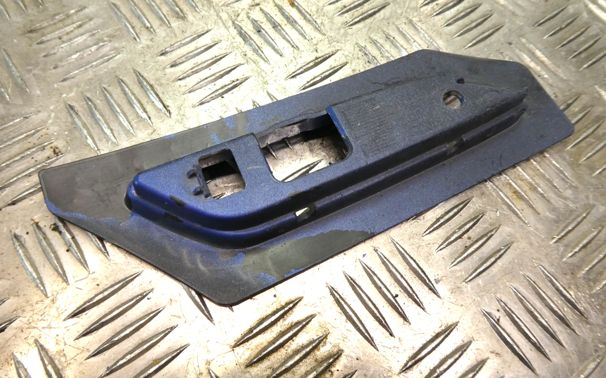 Porsche Panamera 3.0 E-Hybrid Halter Seitenstandleuchte vorne links ORIGINAL gebraucht - 97050558102 – Produktansicht 2