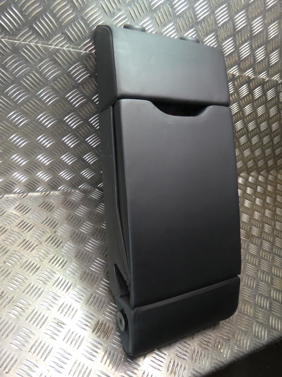 Porsche Macan 95B Schwarz Leder Stütze Sitze hinten mitte NEUWERTIG ORIGINAL gebraucht - Sitzlehne – Produktansicht 2