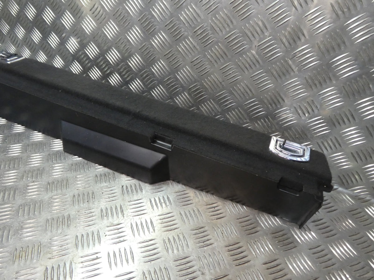 Porsche Macan 95B Füllstück Abdeckung Links schwarz 95B861828 ZG1EM20 ORIGINAL gebraucht - Kofferraum – Produktansicht 3