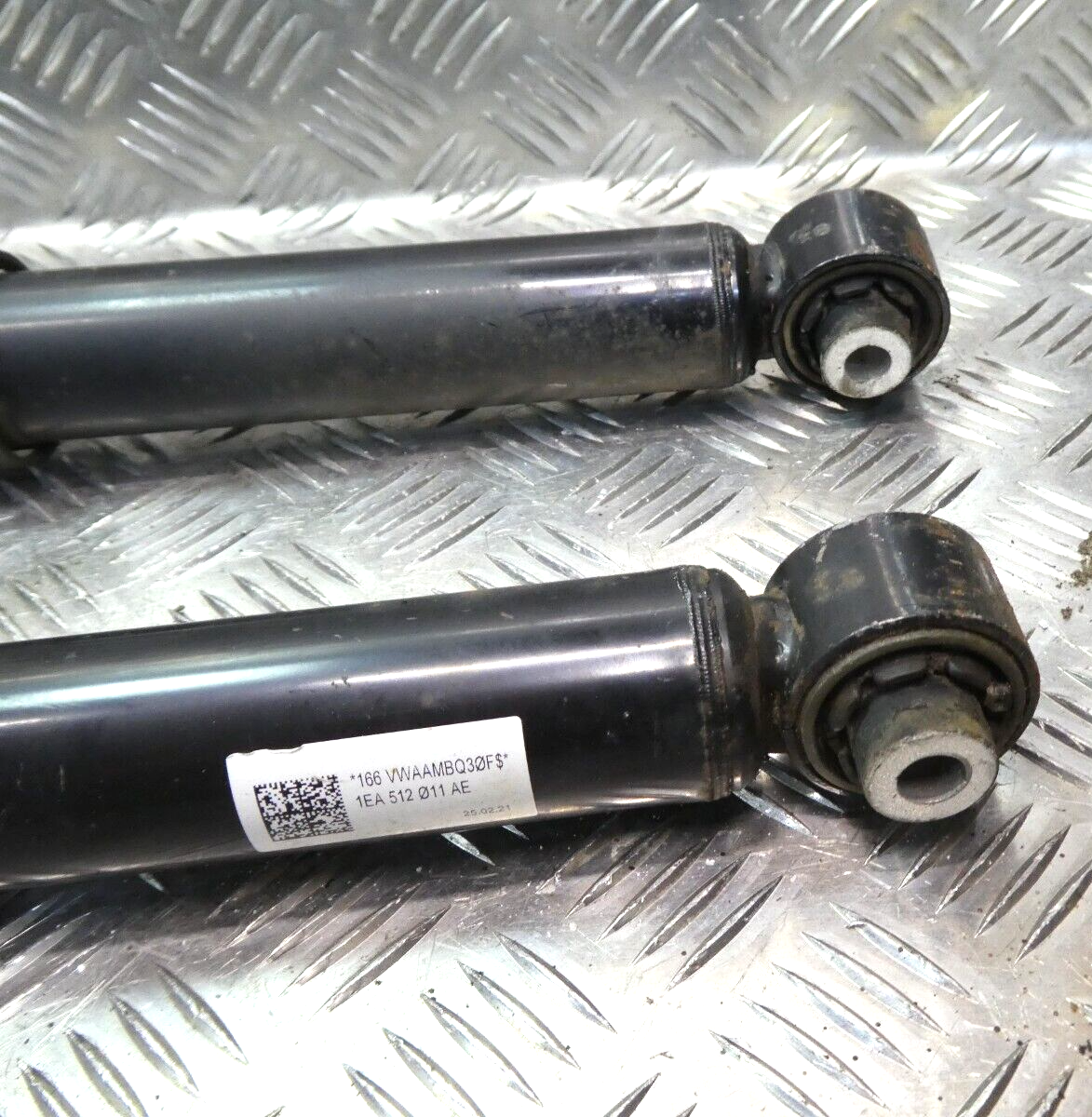 VW ID3 ID.3 Stoßdämpfer hinten rechts + links 1EA512011AE 1EA513423F ORIGINAL gebraucht - Volkswagen – Produktansicht 3