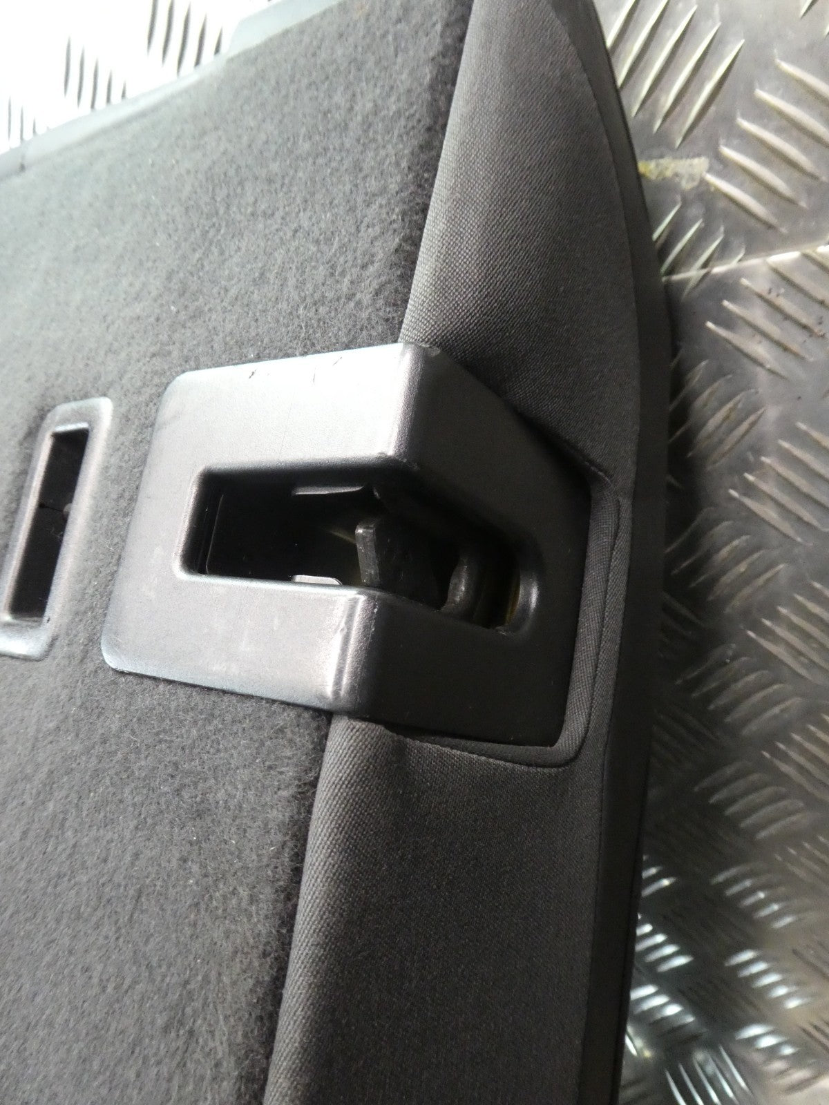 Porsche Macan 95B Schwarz Leder Stütze Sitze hinten rechts NEUWERTIG ORIGINAL gebraucht - Sitzlehne – Produktansicht 7