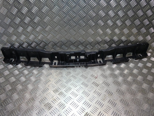 PORSCHE MACAN 2014-2018 Halter Führung Stoßstange Hinten Mitte ORIGINAL gebraucht - 95B807863 – Produktansicht 1