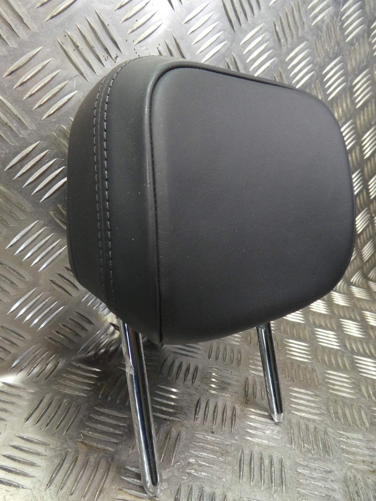 Porsche Macan 95B Schwarz Leder Kopfstütze hinten rechts o. links ORIGINAL gebraucht - NEUWERTIG – Produktansicht 3