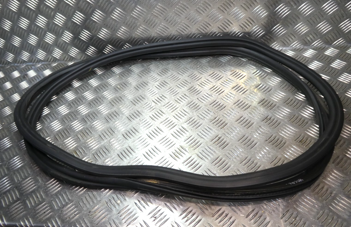 Porsche Macan 95B für Heckklappe Heckklappendichtung 95B827705J ORIGINAL gebraucht - Dichtung – Produktansicht 1