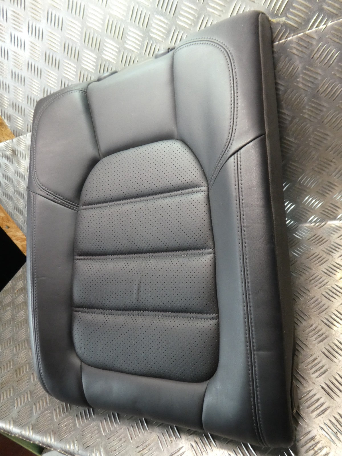 Porsche Macan 95B Schwarz Leder Stütze Sitze hinten rechts NEUWERTIG ORIGINAL gebraucht - Sitzlehne – Produktansicht 3