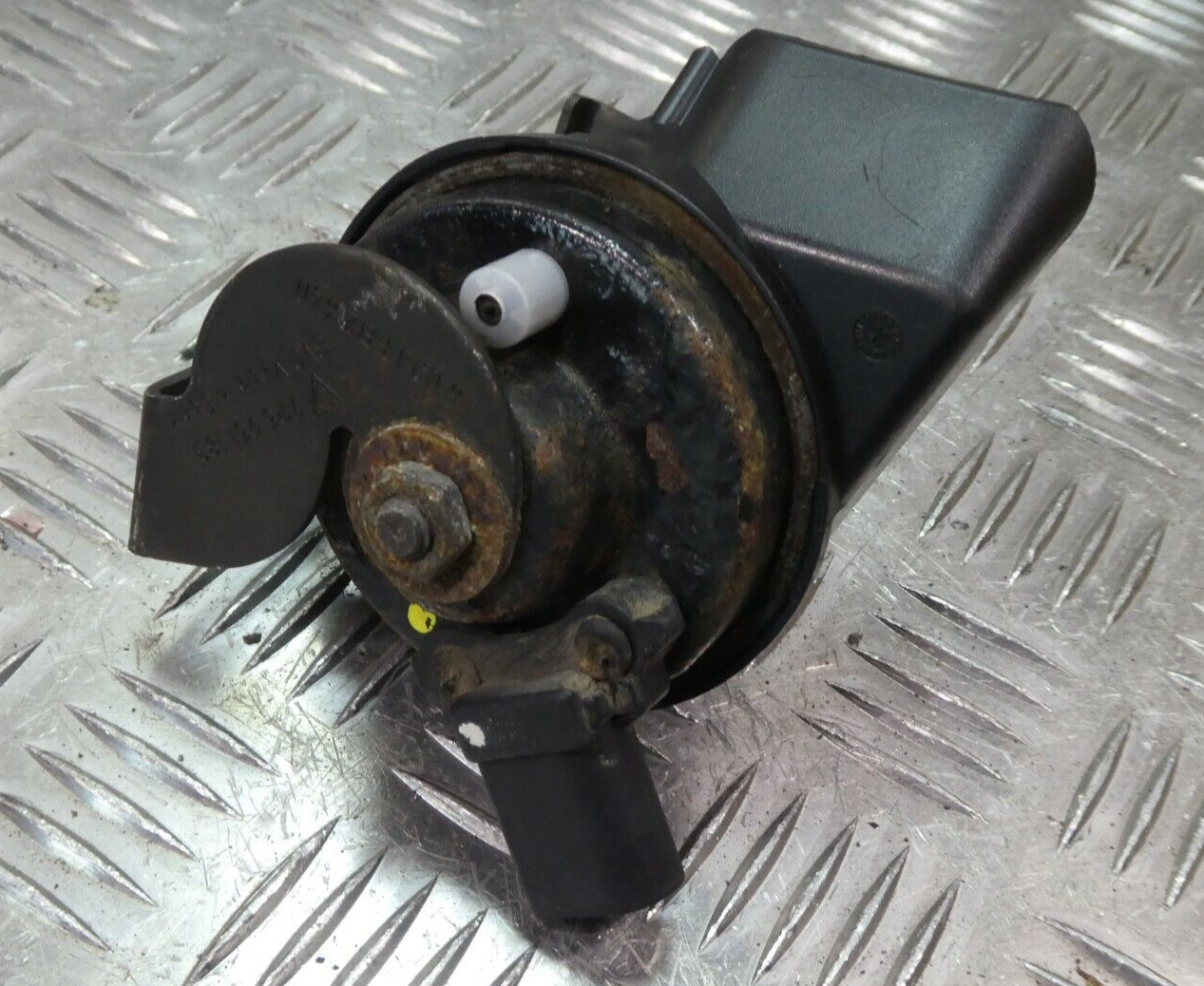 Porsche Cayenne 92A Hupe Fanfare Tiefton 7P6951221A ORIGINAL gebraucht - Signalhorn – Produktansicht 2
