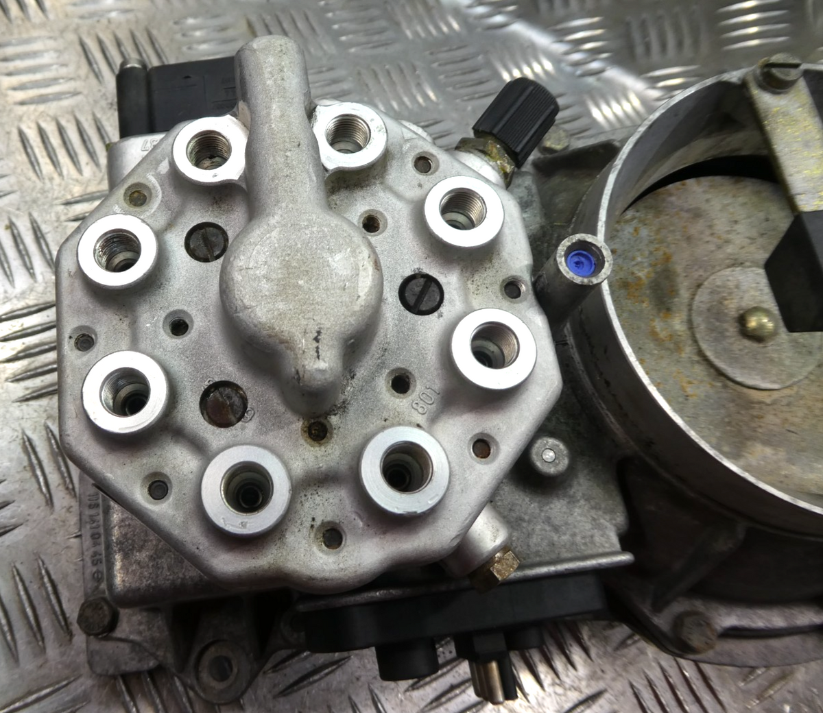 Mercedes-Benz W126 C126 Mengenteiler für Einspritzanlage 0438121037 ORIGINAL gebraucht - 0438101016 – Produktansicht 2