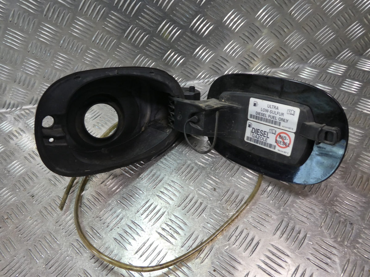 Porsche Cayenne 92A 3.0 TDI Tankklappe 7P5809857B schwarz LC9X ORIGINAL gebraucht - Tankdeckel – Produktansicht 2