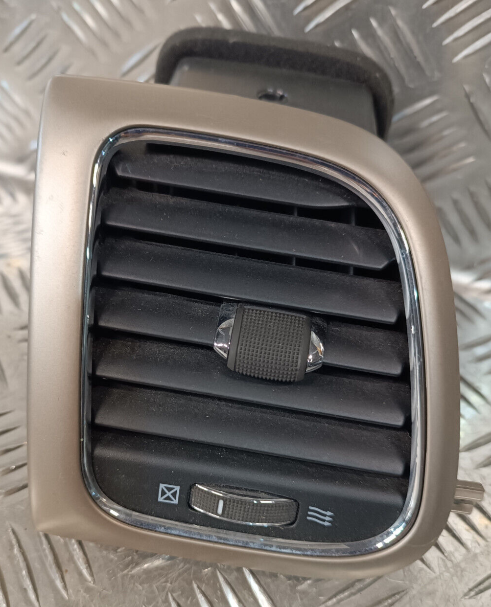 Jeep Grand Cherokee WK2 Links Luftdüse Belüftung ORIGINAL gebraucht - X90016501MR – Produktansicht 1