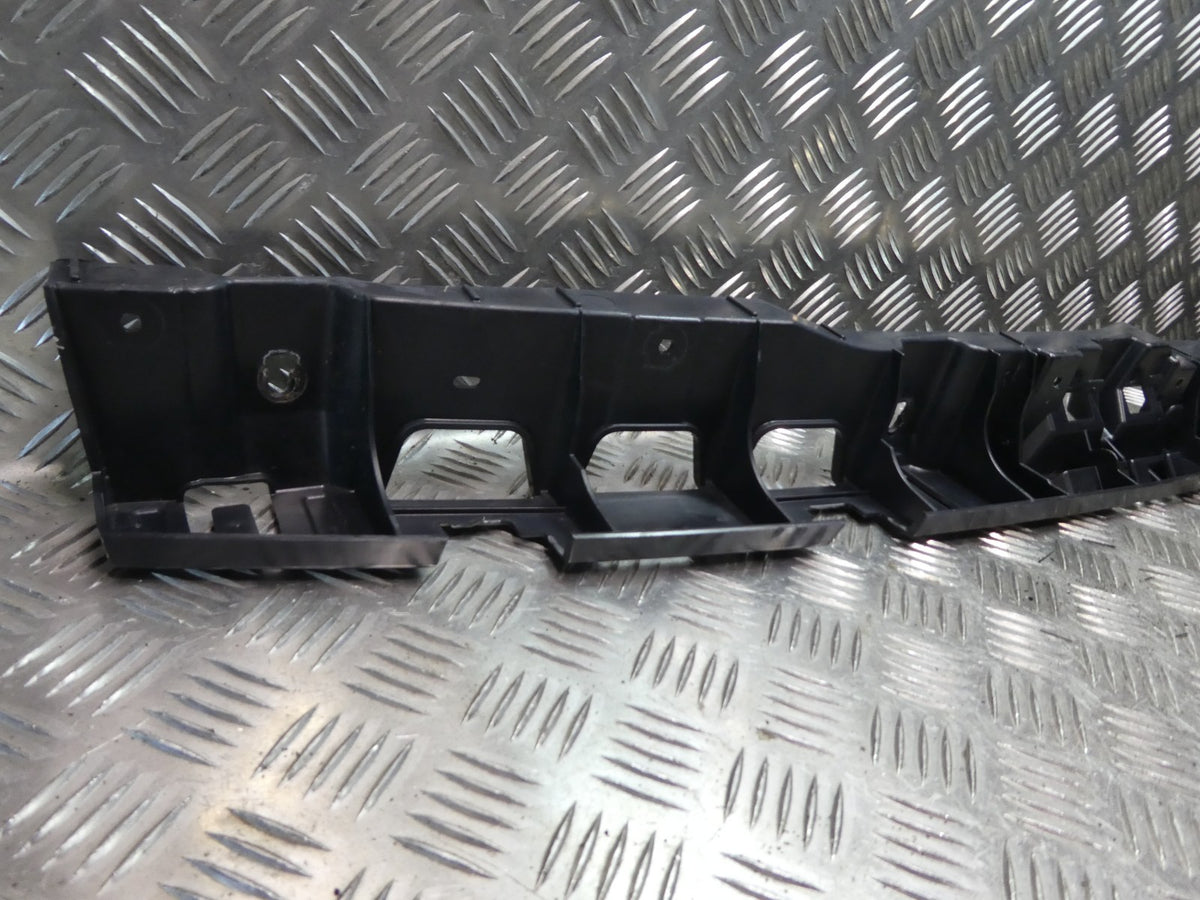 PORSCHE MACAN 2014-2018 Halter Führung Stoßstange Hinten Mitte ORIGINAL gebraucht - 95B807863 – Produktansicht 2