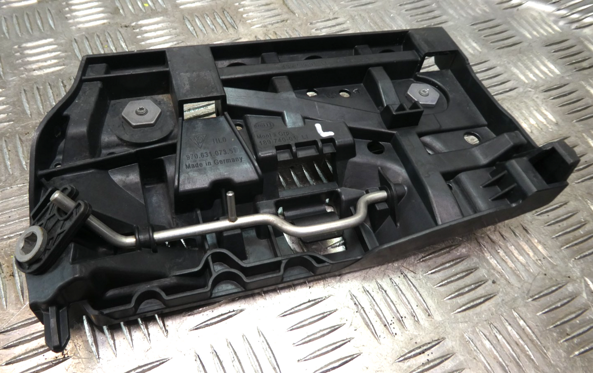 Porsche Panamera 3.0 E-Hybrid Scheinwerfer Halter Links ORIGINAL gebraucht - 97063107351 – Produktansicht 1