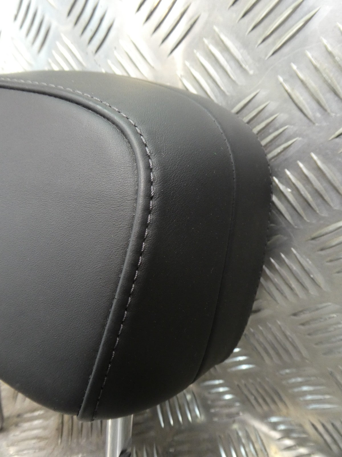 Porsche Macan 95B Schwarz Leder Kopfstütze hinten rechts o. links ORIGINAL gebraucht - NEUWERTIG – Produktansicht 7