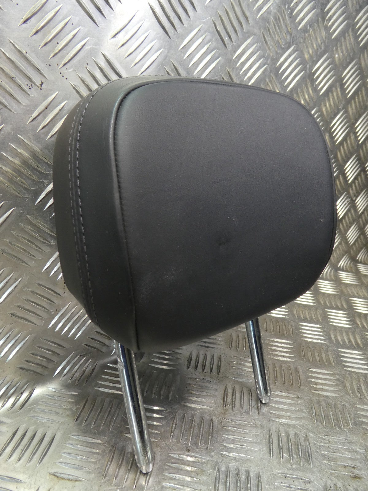 Porsche Macan 95B Schwarz Leder Kopfstütze hinten rechts o. links . ORIGINAL gebraucht - NEUWERTIG – Produktansicht 2