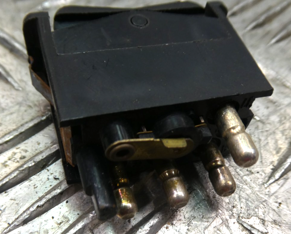 Original Mercedes-Benz W126 C126 SEC Schalter Heckscheibenheizung gebraucht - 0008206110 – Produktansicht 2