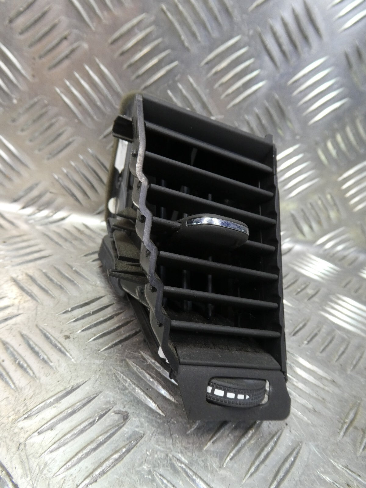 OPEL ASTRA K Luftdüse Luftströmer mitten Links GM schwarz ORIGINAL gebraucht - 39079605 – Produktansicht 1
