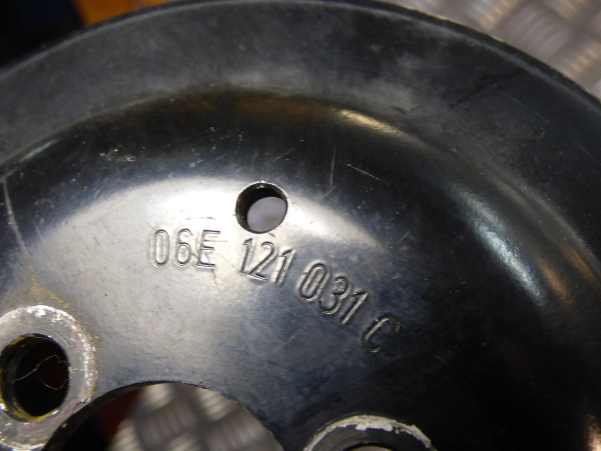 Porsche Cayenne 3.0 Hybrid 92A Riemenscheibe 06E121031C ORIGINAL gebraucht - Wasserpumpe – Produktansicht 3
