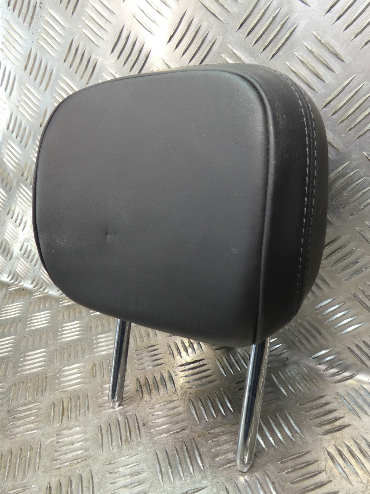 Porsche Macan 95B Schwarz Leder Kopfstütze hinten rechts o. links . ORIGINAL gebraucht - NEUWERTIG – Produktansicht 3