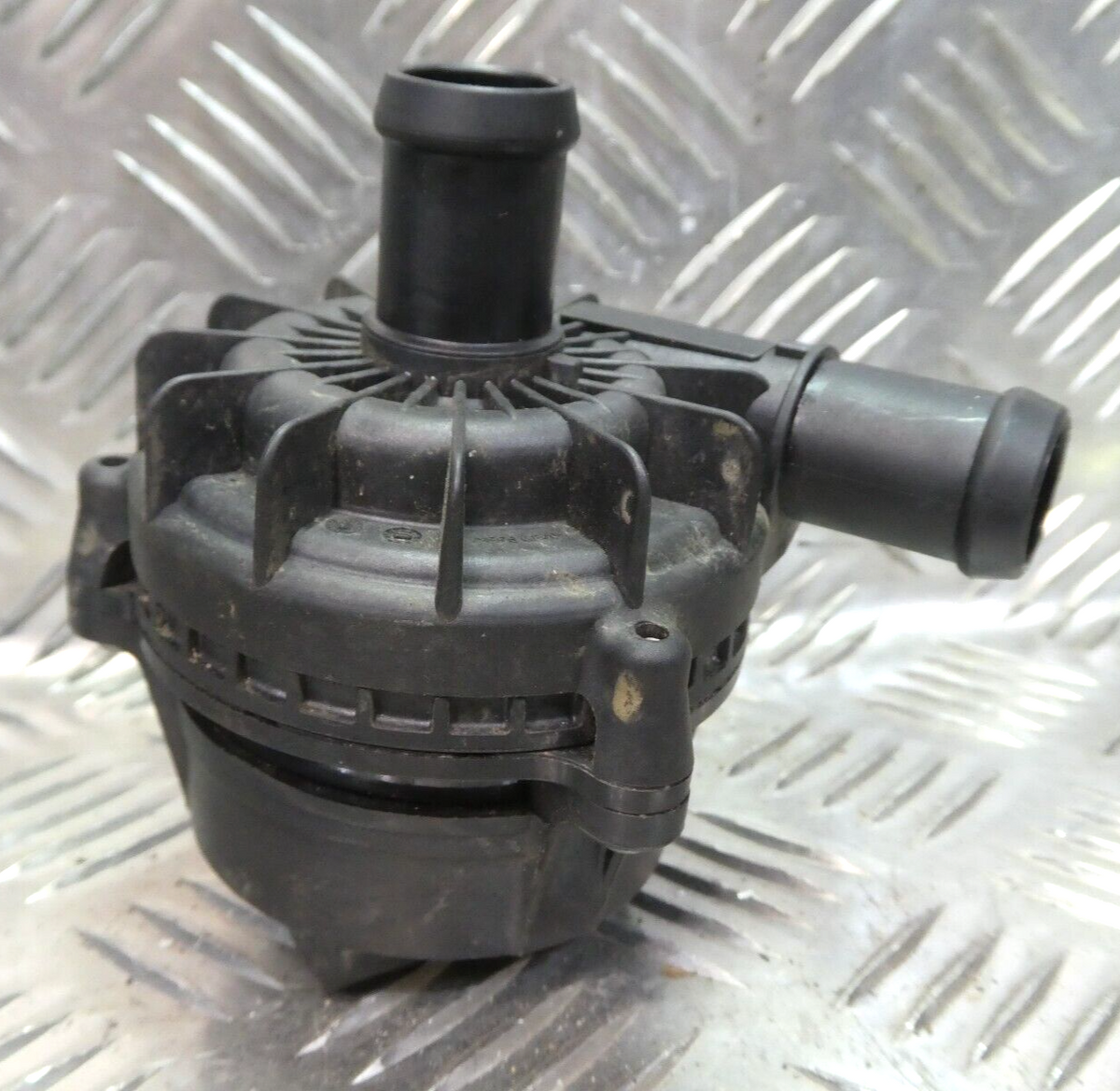 VW ID3 ID.3 Orig. Wasserpumpe Kühlmittelpumpe Pumpe 1EA965567 ORIGINAL gebraucht - Volkswagen – Produktansicht 1