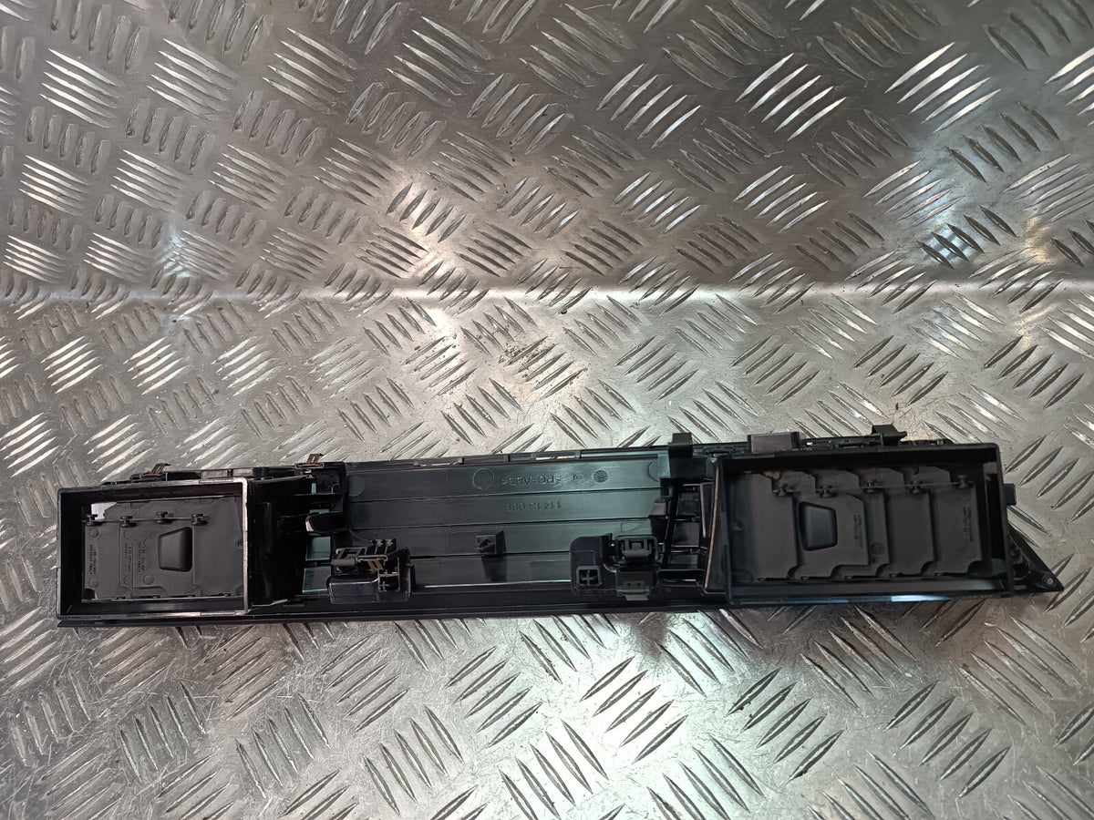 Renault Zoe 2022 Original Luftdüse Verkelidung Mittel 11154005 11153006 gebraucht - 11413000 – Produktansicht 2