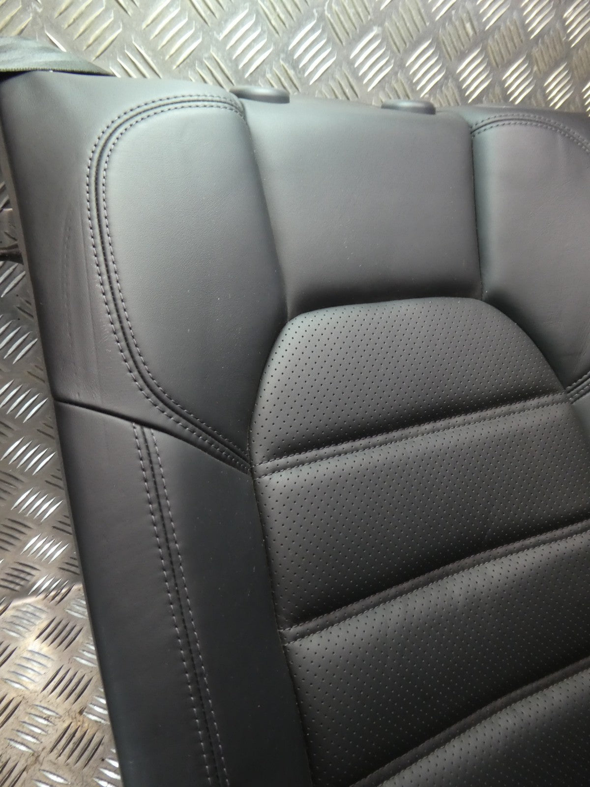 Porsche Macan 95B Schwarz Leder Stütze Sitze hinten links NEUWERTIG ORIGINAL gebraucht - Sitzlehne – Produktansicht 5
