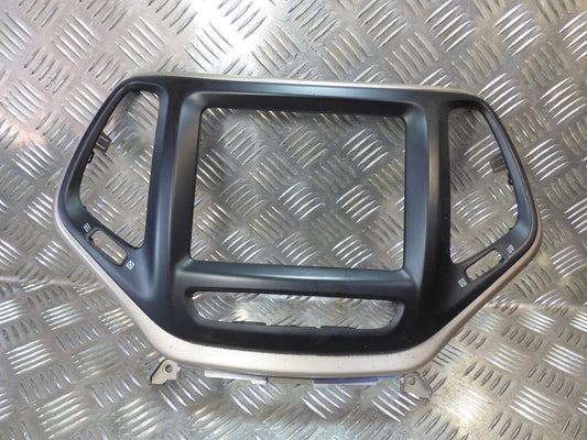Jeep Cherokee KL 2015 Radio GPS Kopfeinheit Verkleidung ORIGINAL gebraucht - P68164099AB – Produktansicht 1