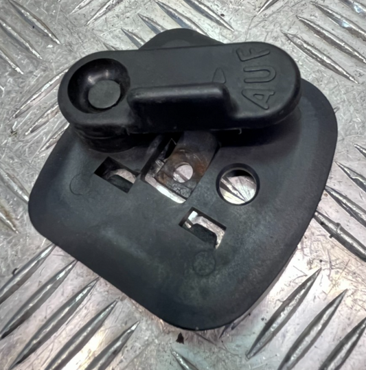 Mercedes-Benz C126 W126 _ Halter Warndreieck an Heckdeckel – Produktansicht 1
