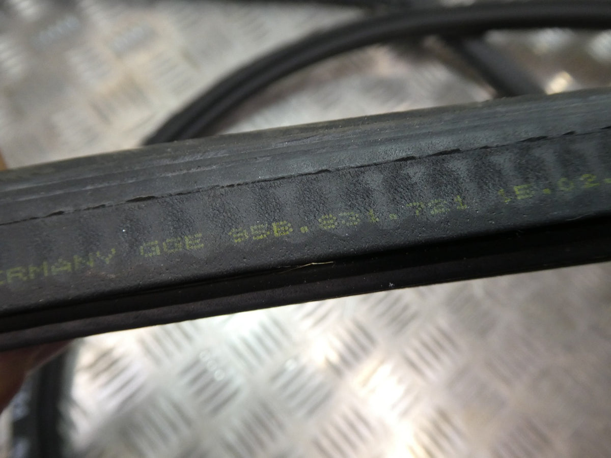 PORSCHE MACAN 2014-18 Türdichtung Vorne Links 95B831721B ORIGINAL gebraucht - Gummidichtung – Produktansicht 2