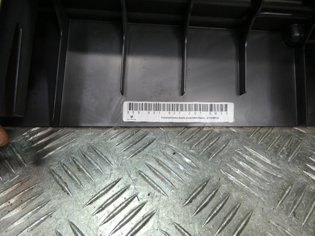 Porsche Macan 95B Füllstück Abdeckung Links schwarz 95B861827 ZG1EM20 ORIGINAL gebraucht - Kofferraum – Produktansicht 5