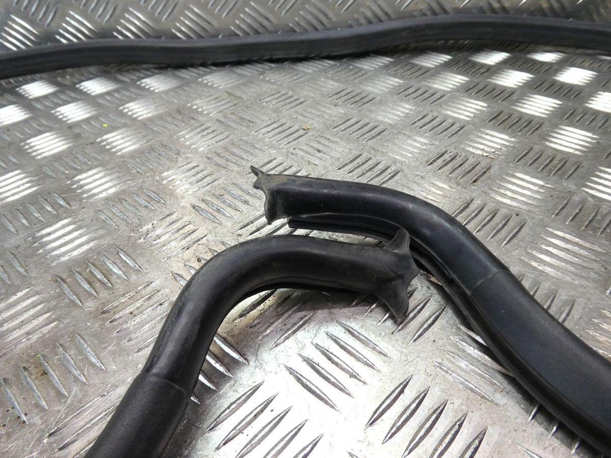 Porsche 3.0 E-Hybrid Motorraum Motorhaube Gummidichtung Dichtung ORIGINAL gebraucht - Panamera – Produktansicht 2
