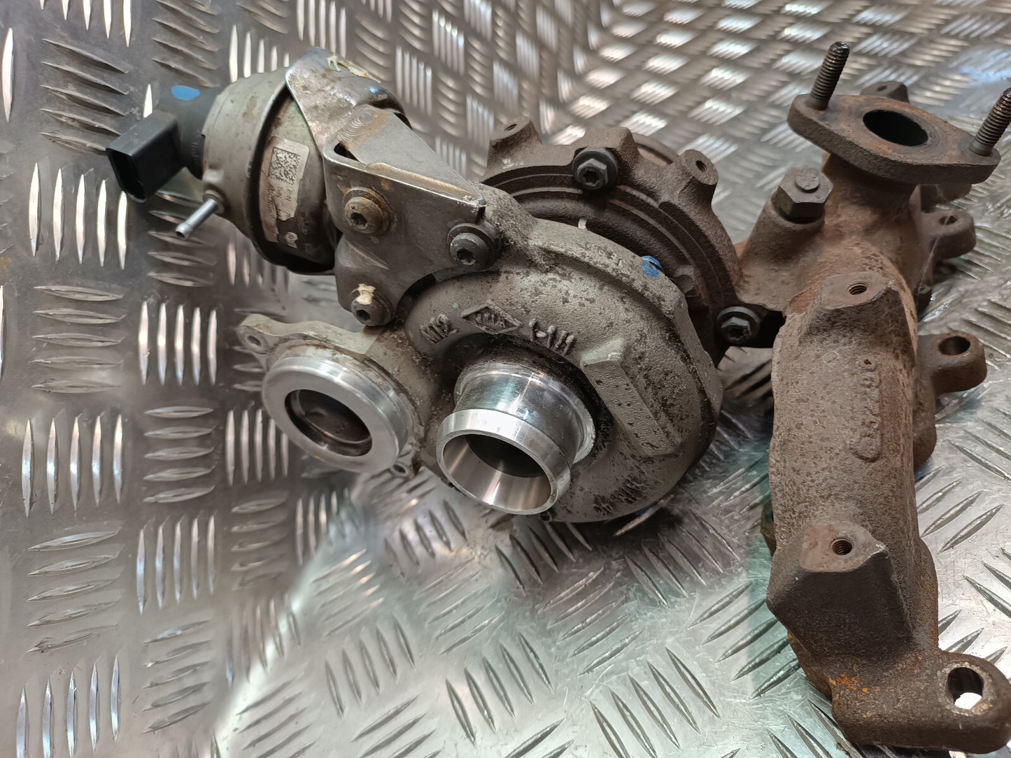 VW T5 2.0 TDI CAA Turbolader Turbo 03L253016M 03L253016 M Garrett ORIGINAL gebraucht - Transporter – Produktansicht 2