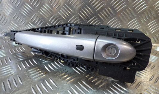 Jeep Cherokee KL 2015 Türgriff Vorne Links Kessy Keyless Go silber ORIGINAL gebraucht - P68082687AE – Produktansicht 1