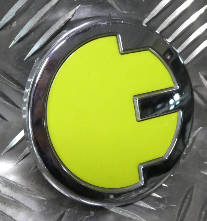 Mini Cooper SE Elektro F55 F56 F60 Emblem Zeichen Logo in Front Grill – Produktansicht 2