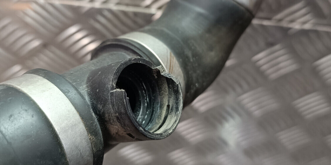 Porsche Cayenne S 92A Kühlleitung Kühlschlauch 7P5122291 ORIGINAL gebraucht - Wasserschlauch – Produktansicht 3