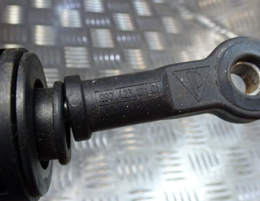 Porsche 987 997 911 Kupplungsgeberzylinder / 997.423.171.01 ORIGINAL gebraucht - 99742317101 – Produktansicht 3