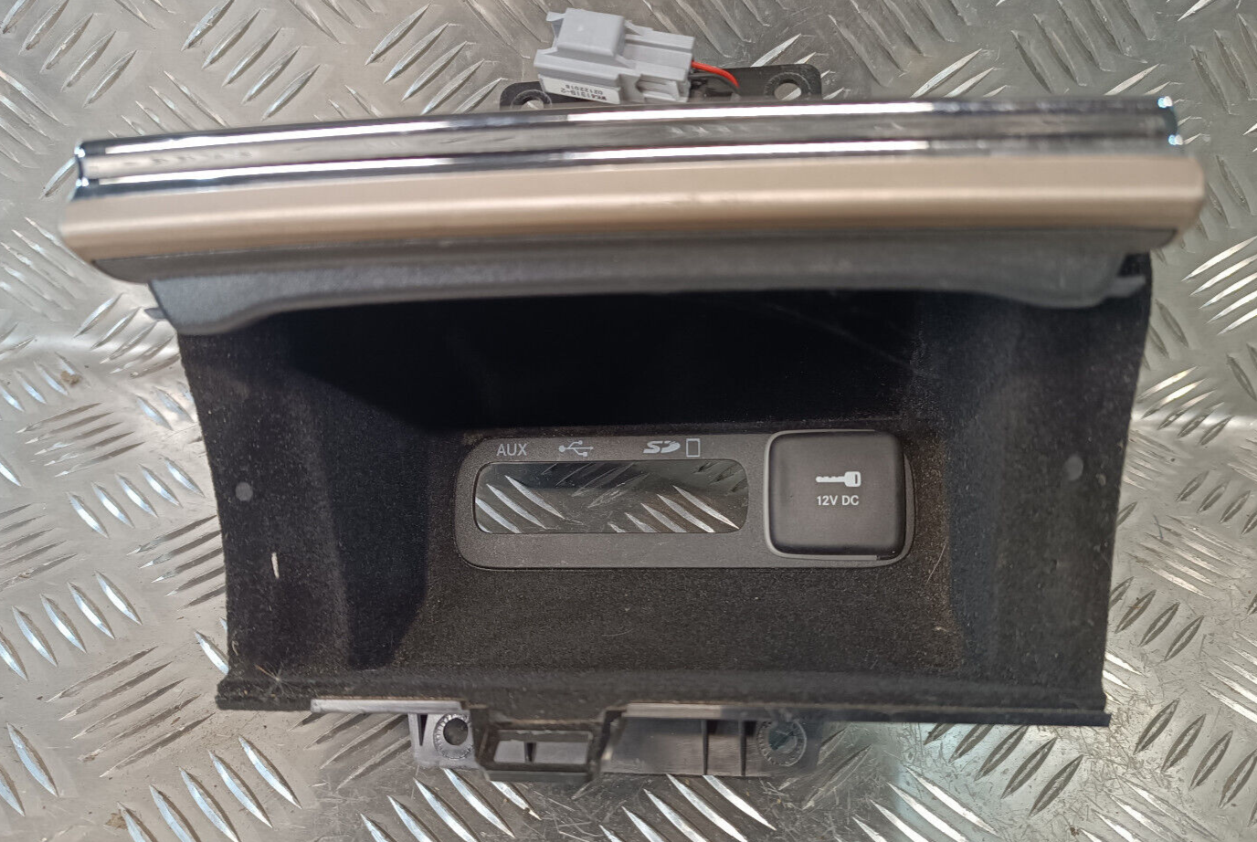 Jeep Grand Cherokee WK2 Ablagefach Staufach Fach ORIGINAL gebraucht - - X90026801MR – Produktansicht 1