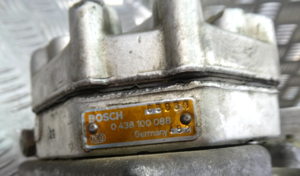 Mercedes-Benz W126 C126 Mengenteiler für Einspritzanlage BOSCH ORIGINAL gebraucht - 0438100088 – Produktansicht 2