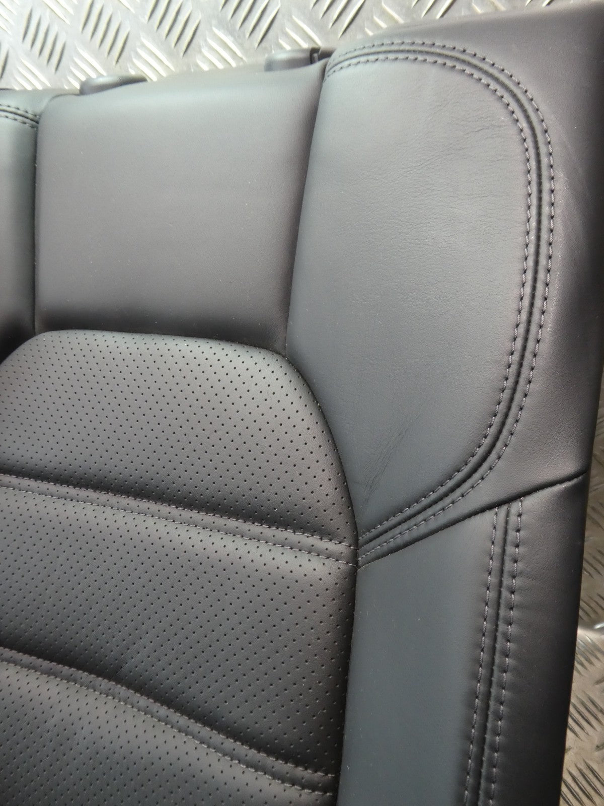 Porsche Macan 95B Schwarz Leder Stütze Sitze hinten links NEUWERTIG ORIGINAL gebraucht - Sitzlehne – Produktansicht 4