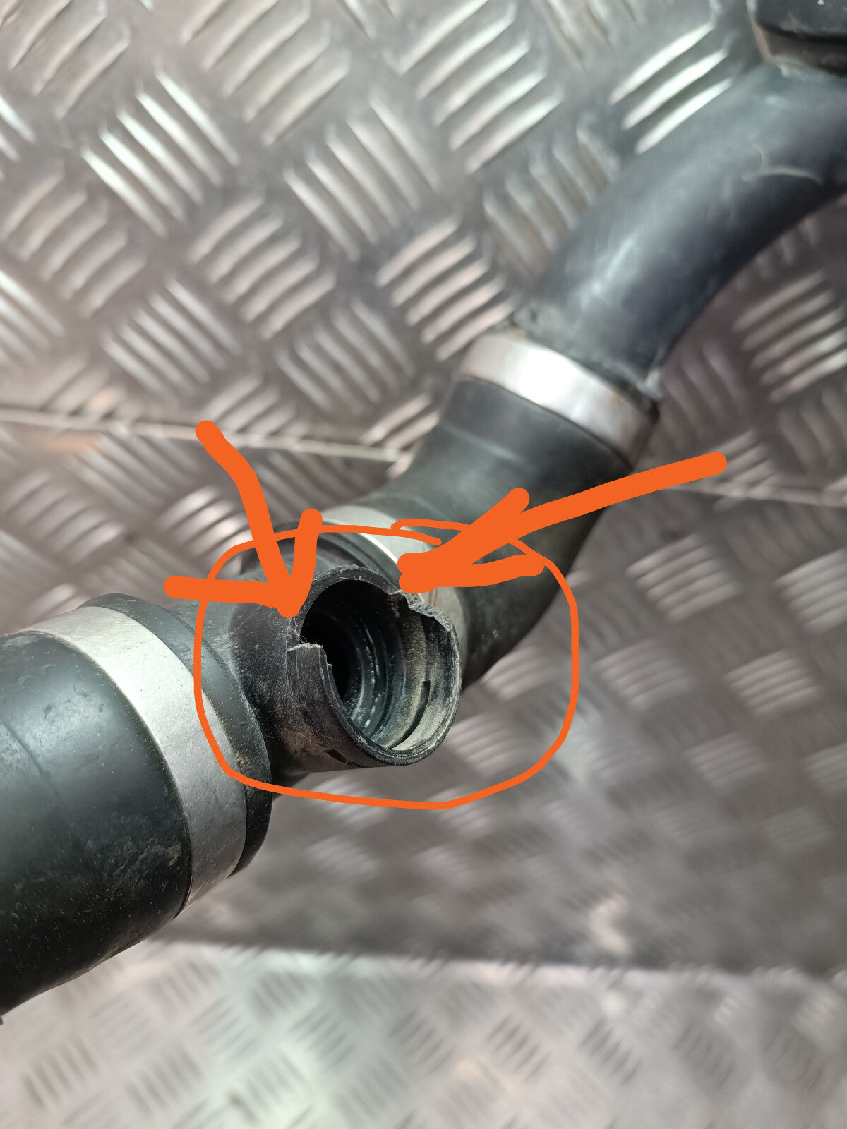 Porsche Cayenne S 92A Kühlleitung Kühlschlauch 7P5122291 ORIGINAL gebraucht - Wasserschlauch – Produktansicht 4
