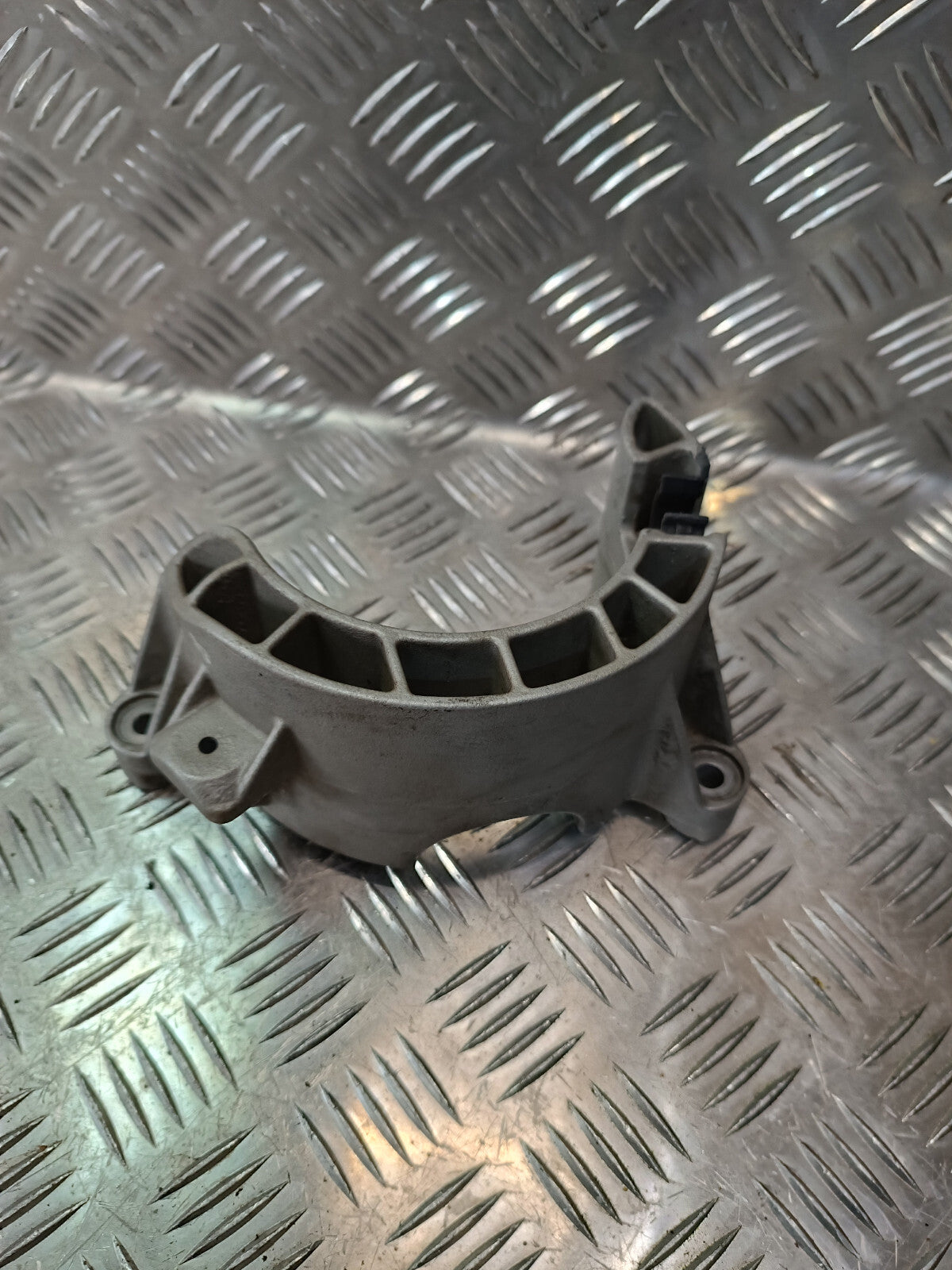 Porsche Cayenne S 92A Generatorhalter Lichtmaschine Halterung ORIGINAL gebraucht - 94811520423 – Produktansicht 1