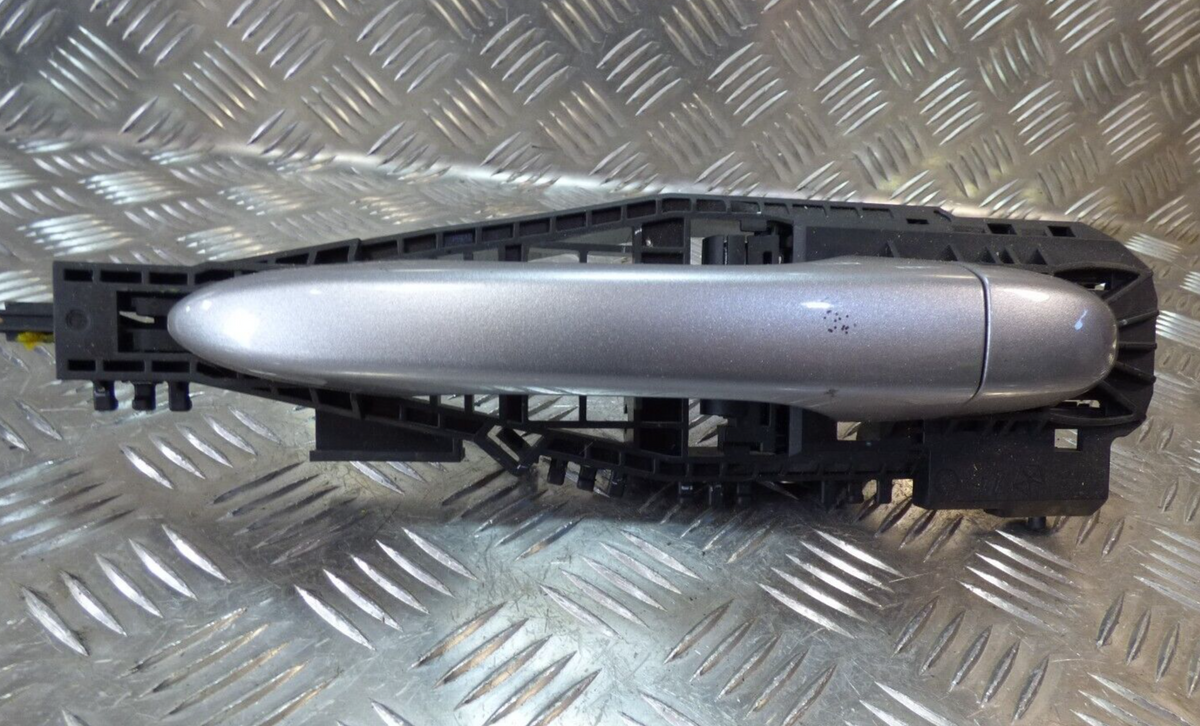 Jeep Cherokee KL 2015 Türgriff Hinten Links silber ORIGINAL gebraucht - P68082689AD – Produktansicht 1