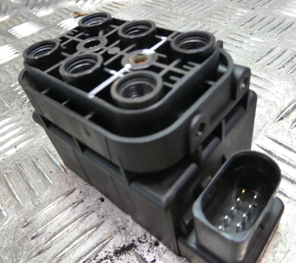 Orig. PORSCHE MACAN 3.0 TDI Ventilblock 15-1524-0027.2 Continental ORIGINAL gebraucht - Luftfederung – Produktansicht 2