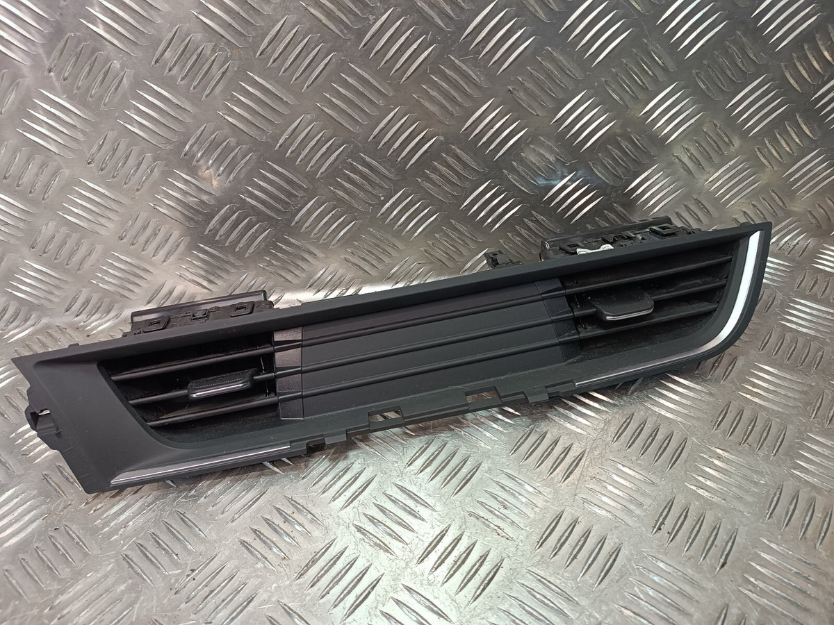 Renault Zoe 2022 Original Luftdüse Verkelidung Mittel 11154005 11153006 gebraucht - 11413000 – Produktansicht 1