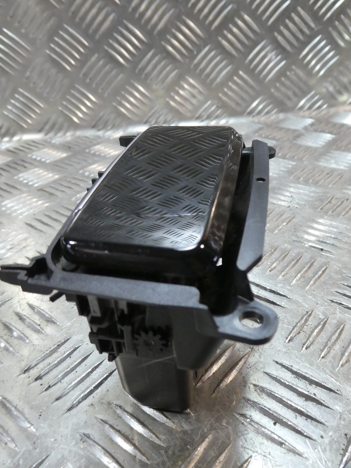 Porsche Cayenne 92A mitte vorn KLAVIER 7P5857273B ORIGINAL gebraucht - Aschenbecher – Produktansicht 4