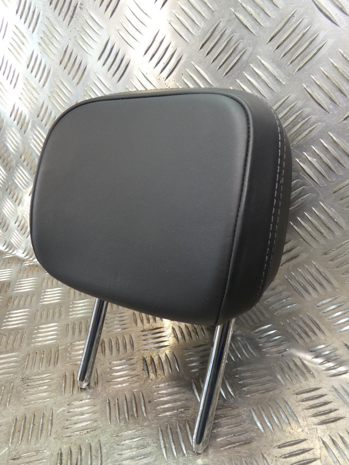 Porsche Macan 95B Schwarz Leder Kopfstütze hinten rechts o. links ORIGINAL gebraucht - NEUWERTIG – Produktansicht 2