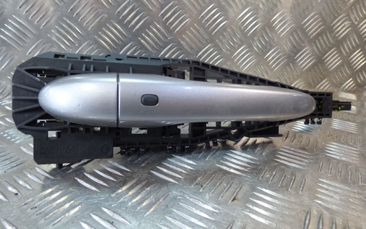 Jeep Cherokee KL 2015 Türgriff Vorne Rechts Kessy Keyless Go silber ORIGINAL gebraucht - P680826876AD – Produktansicht 1